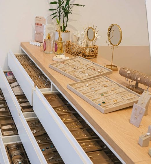 Interior do ateliê Wall Bijoux com vitrines de semijoias